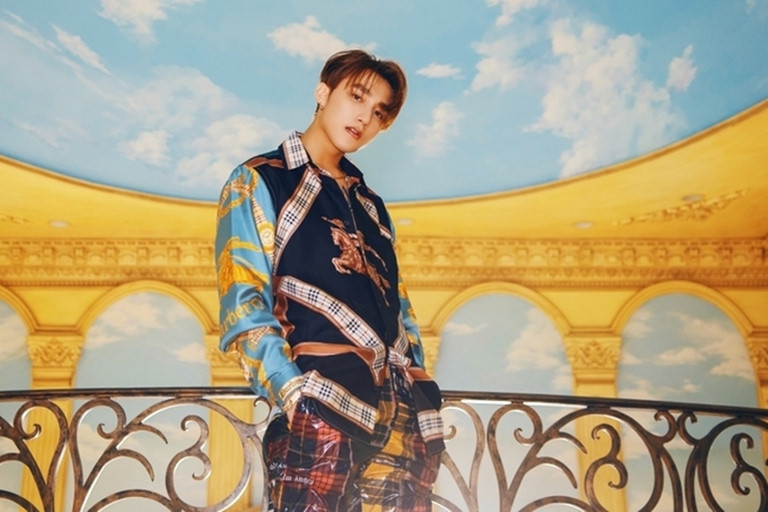 Trong MV “Hãy trao cho anh”, nam ca sĩ đầu tư tiền tỷ cho trang phục. Những thiết kế được anh lựa chọn có giá từ vài chục đến hàng trăm triệu đồng. Ảnh: Youtube.