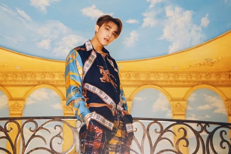 Trong MV “Hãy trao cho anh”, nam ca sĩ đầu tư tiền tỷ cho trang phục. Những thiết kế được anh lựa chọn có giá từ vài chục đến hàng trăm triệu đồng. Ảnh: Youtube.