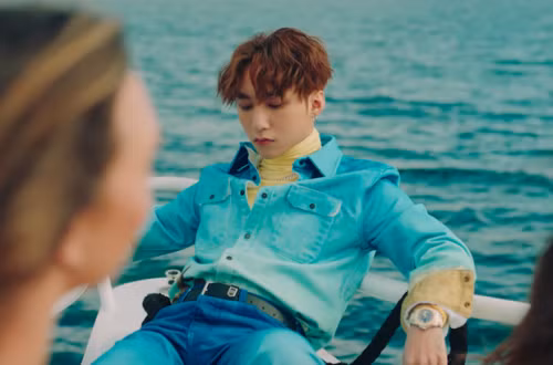 Trong MV "Chạy ngay đi", Sơn Tùng cũng mạnh dạn chi 750 triệu mua đồng hồ hiệu Hublot để tăng thêm phần chỉn chu cho phong cách cá tính. Ảnh: Youtube.