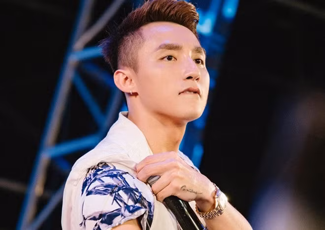 Không chỉ kiếm tiền từ việc đi diễn, nam ca sĩ Sơn Tùng M-TP còn có thu nhập lớn từ những MV trăm triệu view trên YouTube cũng như quảng cáo cho các nhãn hàng. Ảnh: Fanpage.