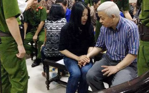 Đó là chưa kể tới khối tài sản của gia đình đang nằm tại Ngân hàng VietBank (VBB) với gần 15 triệu cổ phiếu được sở hữu bởi bà Đặng Ngọc Lan. Riêng bà Lan hiện sở hữu 19,16 triệu cổ phiếu VietBank, tương ứng tỷ lệ sở hữu 4,5% vốn điều lệ tại ngân hàng này.