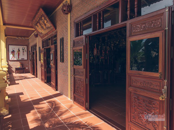 Phủ có 2 gian nhà chính. Một gian là thờ Phật, Tam tòa đức quốc mẫu, tổ nghiệp và gia tộc họ Trần, Lê. Ảnh: Vietnamnet.