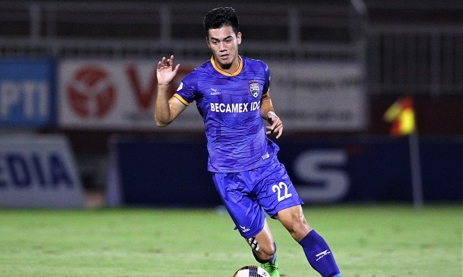 Tien Linh bi canh cao vi tu y tham gia doi bong nghe si