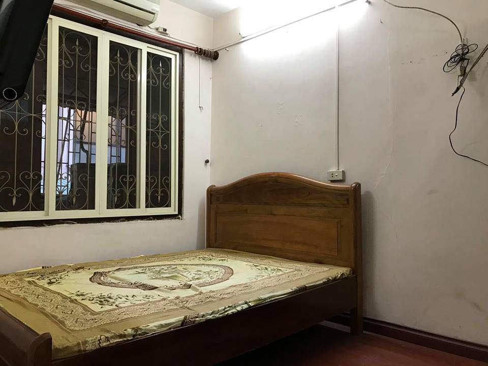 Ngay sau phòng khách là phòng ngủ được ngăn cách bằng một khung kính mờ.