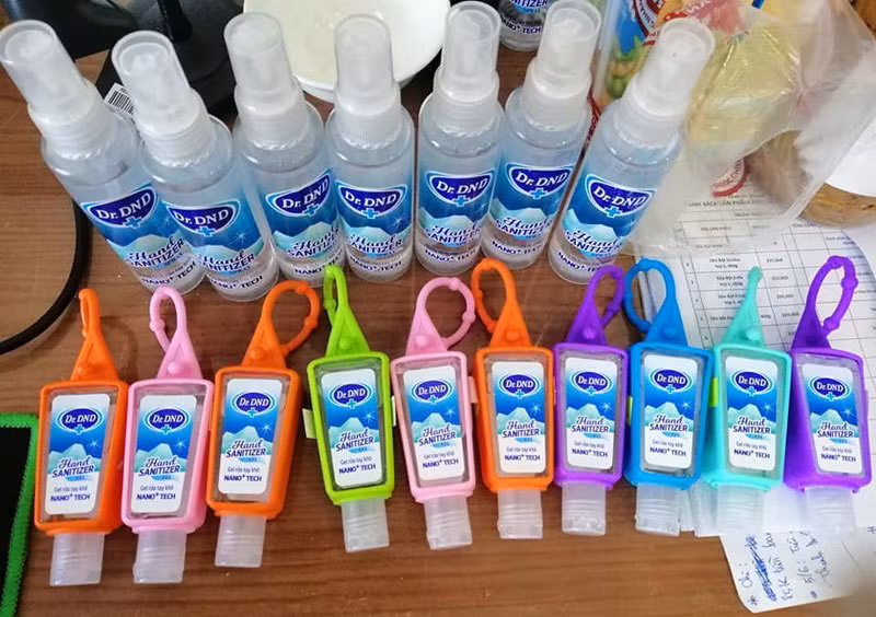 Không chỉ có khẩu trang y tế, nước rửa tay khô để phòng ngừa bệnh viêm đường hô hấp cấp do virus corona gây ra cũng đang trong tình trạng khan hiếm. Ảnh: Vietnamnet.