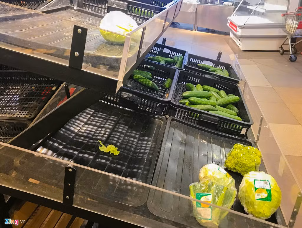 Thời gian sau Tết Nguyên đán và giữa dịch virus corona, các quầy hàng rau củ ở nhiều siêu thị luôn trong tình trạng trống trơn. Ảnh: Zing.