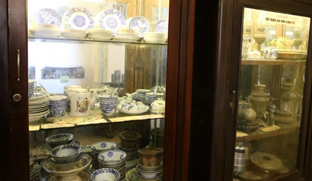 Trong nhà tât cả mọi đồ dùng đều là đồ cổ đắt giá được khách tham quam thích thú chụp ảnh