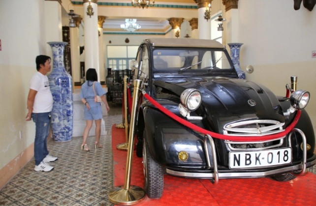 Trong dinh thự còn trưng bày chiếc xe ôtô được trưng bày ở ngay cổng vào khu nhà, nhưng không phải của Công tử Bạc Liêu, được sản xuất cùng đời.