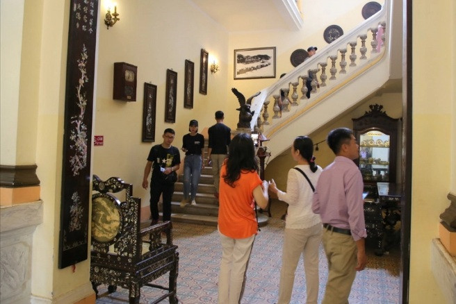 Tại đây, mỗi ngày đều có rất đông du khách đến tham quan khu nhà Công tử Bạc Liêu. Khi tới bạn cần phải mua vé tham quan để được vào cổng. Dù trải qua nhiều thời gian nhưng ngôi nhà vẫn được giữ gần như nguyên trạng. Khi nhìn vào dinh thự ta vẫn thấy được dáng dấp sang trọng, giàu có một thời huy hoàng của gia tộc.