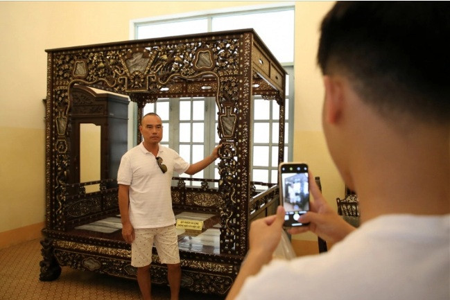 Ông Trần Trinh Huy là con trai ông Trần Trinh Trạch, người có đất ruộng nhiều nhất trong tỉnh Bạc Liêu thời bấy giờ, được người danh đặt cho biệt danh "Vua lúa gạo Nam Kỳ”.