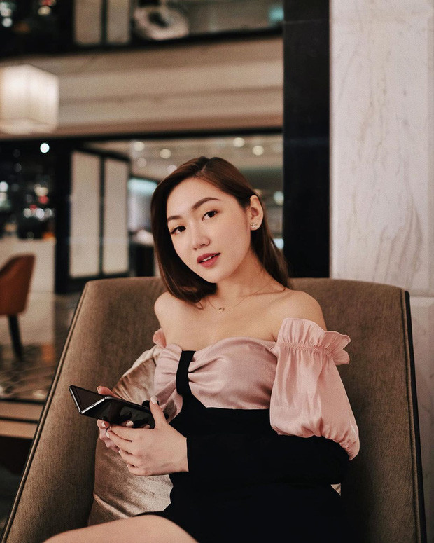 Chloe Nguyễn được gọi với nick name "tiểu thư lâu đài trắng" bởi vì gia đình cô sở hữu một toà lâu đài vô cùng hoành tráng tại quận 7 (TP HCM).