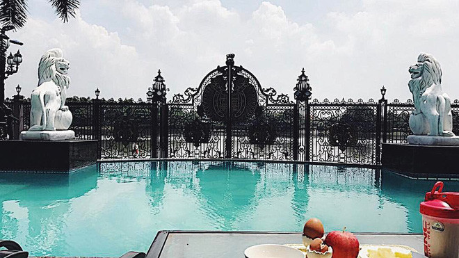 Từ cổng nhìn vào là bể bơi khủng không thua kém bất cứ resort 5 sao nào.