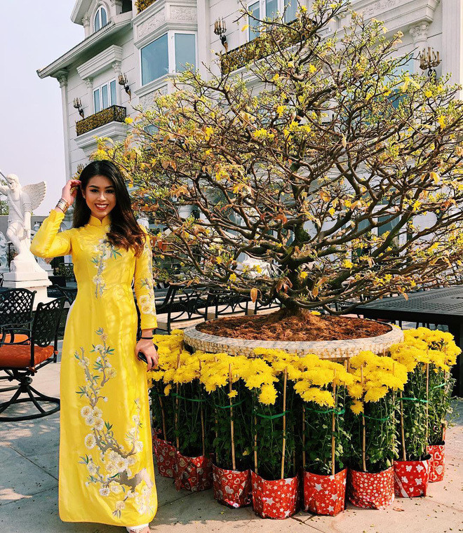 Bên trong căn biệt thự xa xỉ là khuôn viên vườn đẹp mê hồn ven sông mà gia đình Tiên Nguyễn dùng để tận hưởng mỗi chiều.