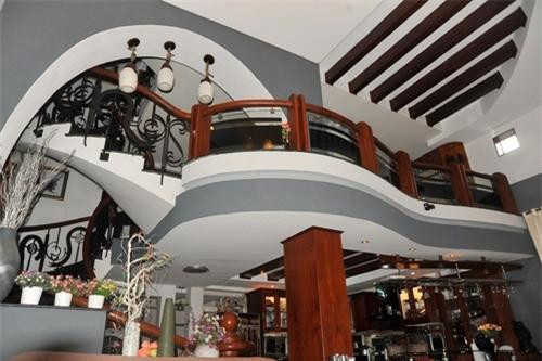 Từ phòng ăn được sử dụng đồ gỗ đắt đỏ. Trong ngôi nhà tông màu chủ đạo vẫn là màu cam đỏ của gỗ ấm áp và màu đen, xám của nội thất vô cùng khác lạ.