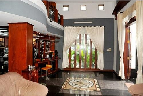 Trong nhà tất cả các phòng đều được thiết kế theo phong cách vừa cổ điển vừa hiện đại với rất nhiều nội thất được làm bằng gỗ.