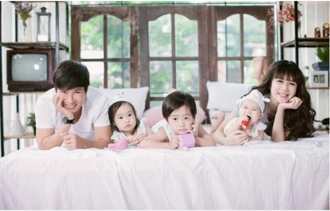 Trong phòng ngủ của vợ chồng Lý Hải - Minh Hà được thiết kế khá gọn gàng và theo lối kiến trúc hiện đại với gam màu tươi sáng. Vốn là một nam ca sĩ luôn coi trọng giá trị truyền thống, nam ca sĩ thường treo ảnh các thành viên gia đình trong phòng riêng.