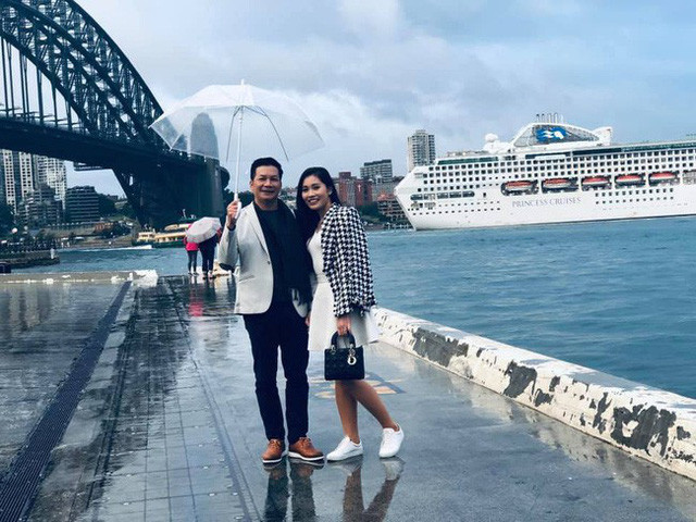 Những lúc rảnh rỗi, Shark Hưng liên tục đưa vợ Á hậu đi nghỉ dưỡng, thăm thú nhiều địa điểm du lịch nổi tiếng trên thế giới.