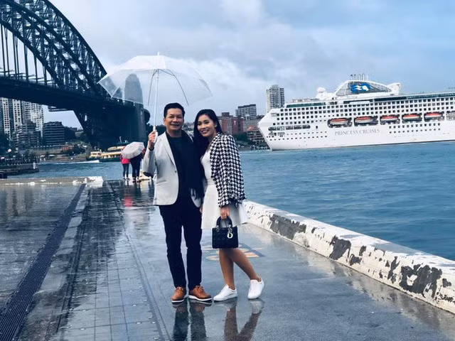 Những lúc rảnh rỗi, Shark Hưng liên tục đưa vợ Á hậu đi nghỉ dưỡng, thăm thú nhiều địa điểm du lịch nổi tiếng trên thế giới.