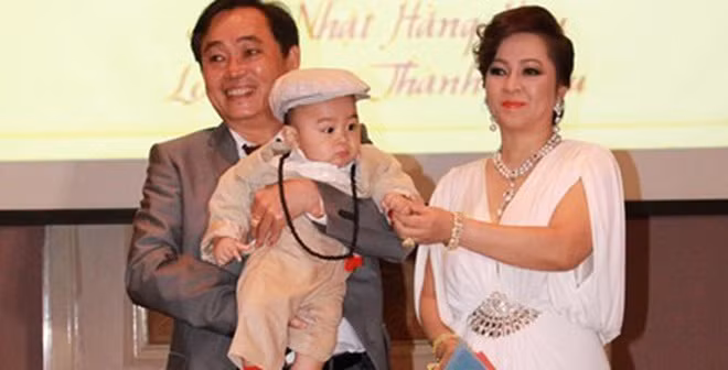 Đại gia Dũng "lò vôi" cũng nổi tiếng chiều vợ. Khi tổ chức đám cưới với bà Nguyễn Phương Hằng, mặc dù là đám cưới lần 2, nhưng đại gia Dũng “Lò vôi” vẫn tổ chức vô cùng hoành tráng với 45.000 khách mời tại khu du lịch Đại Nam.