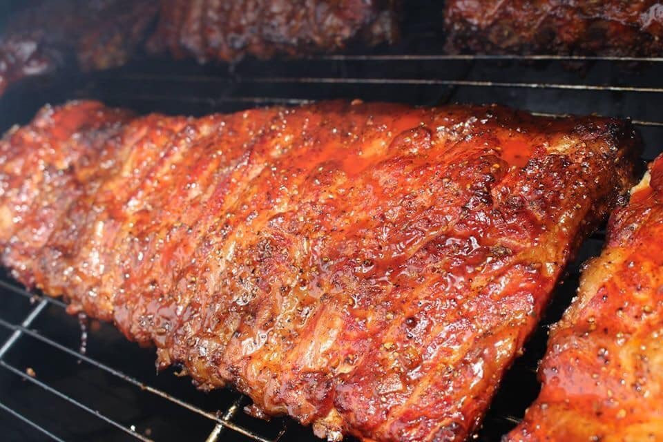 Do dịch bệnh, hạn chế đi lại cộng với giá thịt lợn trong nước quá cao nên khách hàng mua online nhiều. Có ngày, chị Hoa bán được cả tạ sườn, thu về cả triệu đồng.