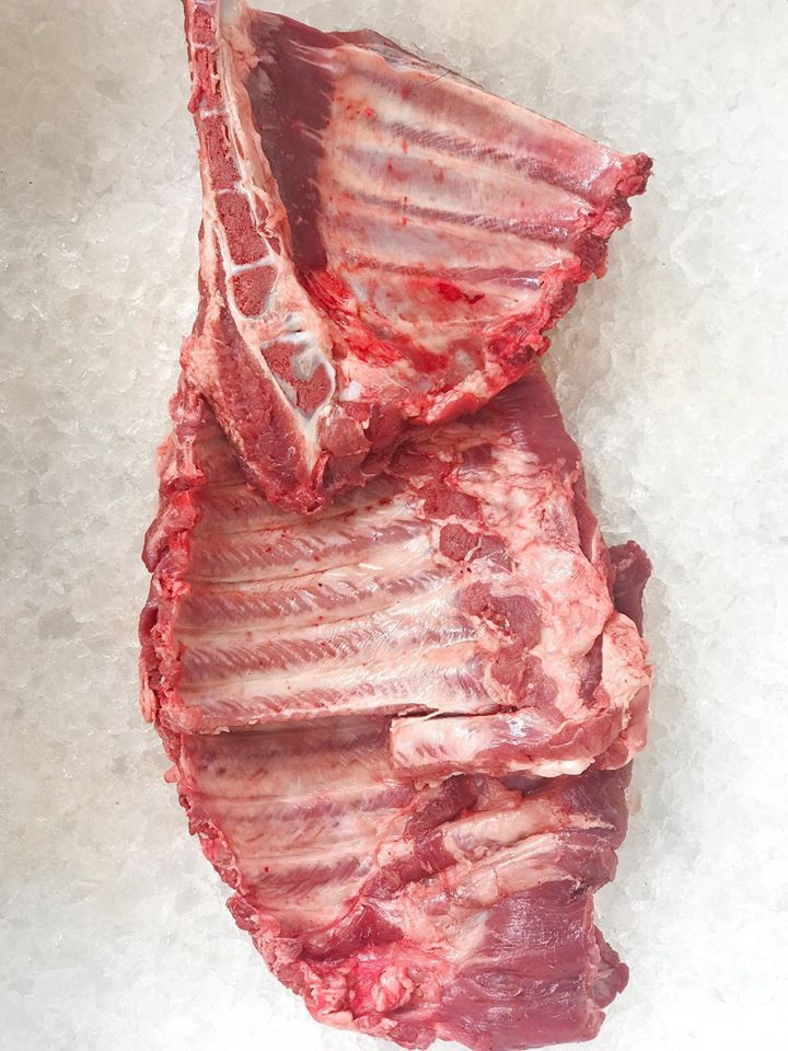 Chị Hoa (một người bán hàng online) cho biết, sườn cánh buồm đã róc sống và bán theo tấm từ 1,5-2kg.