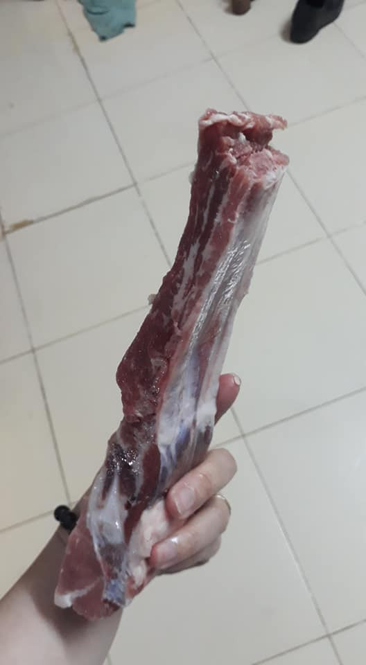 Theo cô Thu, không thể phủ nhận ăn thịt tươi sống ngon hơn, nhưng với điều kiện hiện nay, giá thịt lợn quá cao, dịch bệnh nên việc lựa chọn các sản phẩm thịt lợn đông lạnh là hợp lý.