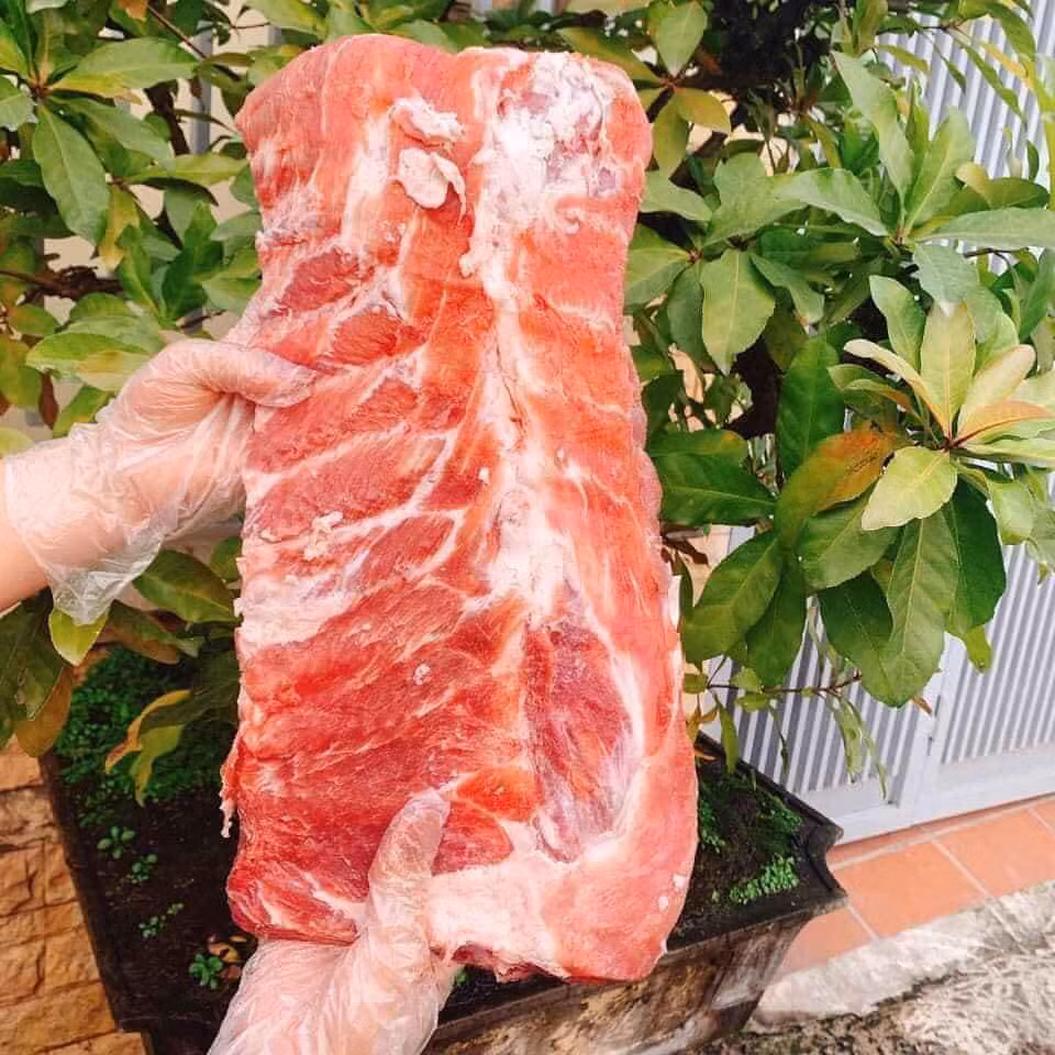 Cô Thu (Hà Nội) cho biết đã mua sườn cánh buồm nhập khẩu về chế biến và thấy khá ngon. Giá sườn non ngoài chợ bây giờ cũng đắt từ 150.000-180.000 đồng/kg mà muốn mua thì phải đi sớm. Sườn trong siêu thị thì phải hơn 200.000 đồng/kg.