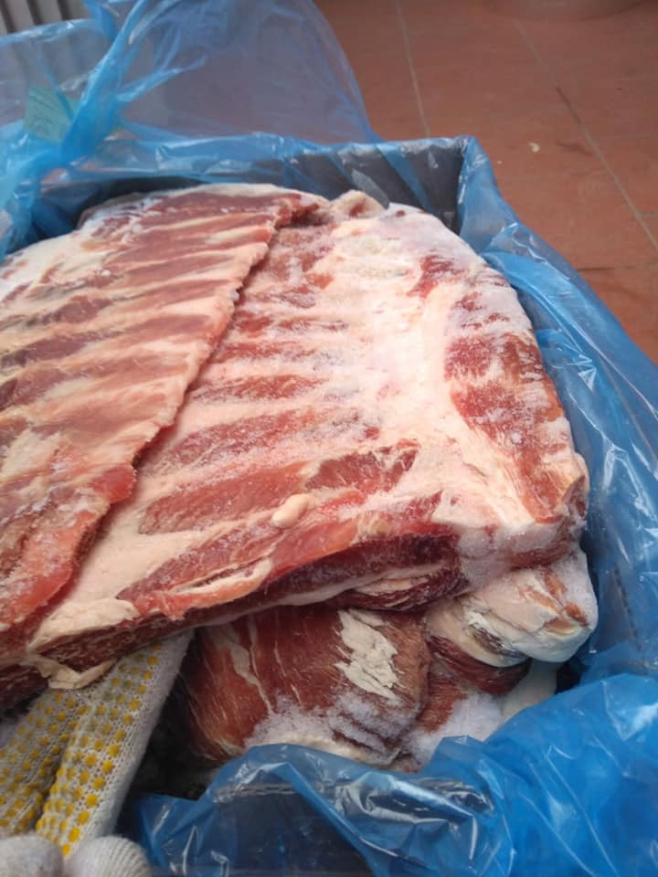 Theo người bán, sườn cánh buồm là phần sườn bao vùng ức của con lợn, là phần xương ngon nhất, chất lượng nhất của con lợn, có thể chế biến được nhiều món ăn ngon như: sườn nướng, sườn xào chua ngọt, sườn nấu canh chua…