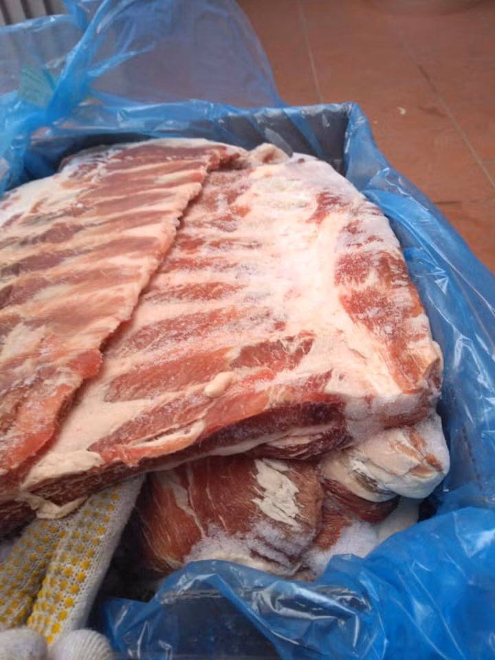 Theo người bán, sườn cánh buồm là phần sườn bao vùng ức của con lợn, là phần xương ngon nhất, chất lượng nhất của con lợn, có thể chế biến được nhiều món ăn ngon như: sườn nướng, sườn xào chua ngọt, sườn nấu canh chua…