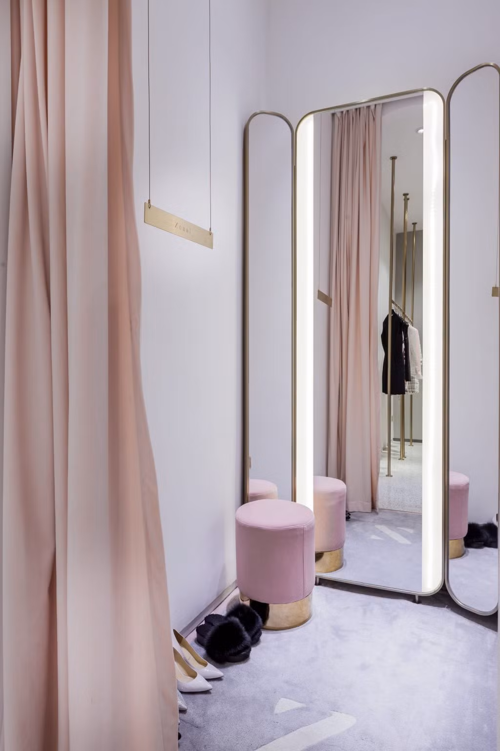 Những chiếc gương bên ngoài phòng thay đồ là một chiến lược kinh doanh của cửa hàng thời trang. Chủ cửa hàng mong muốn khách có thể tương tác nhiều hơn với nhân viên, nghe những ý kiến mát tai từ họ, để phần nào nhanh chóng đưa ra quyết định. Ảnh: Archilovers.