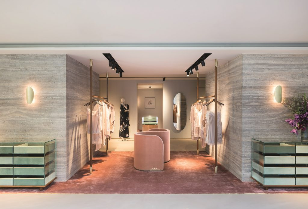 Ngoài mục đích trang trí, thảm trải sàn còn có chức năng giúp bước chân khách hàng chậm lại. Từ đó, khách có nhiều thời gian tiếp cận sản phẩm.Ảnh: Carine Gilson.