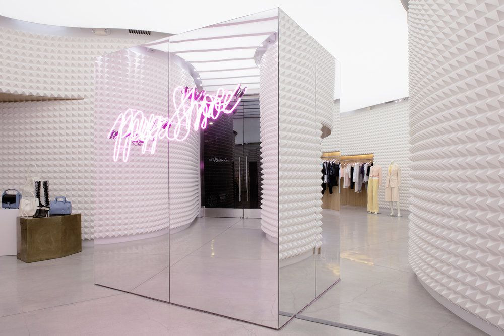 Một trong những chiến lược thành công nhất để giữ khách ở lại cửa hàng lâu hơn đó là giấu đi cửa sổ. Bước vào cửa hàng với ánh sáng của đèn công nghiệp, khách hàng sẽ hoàn toàn mất đi ý thức về thời gian. Ảnh: Phillip Lim.