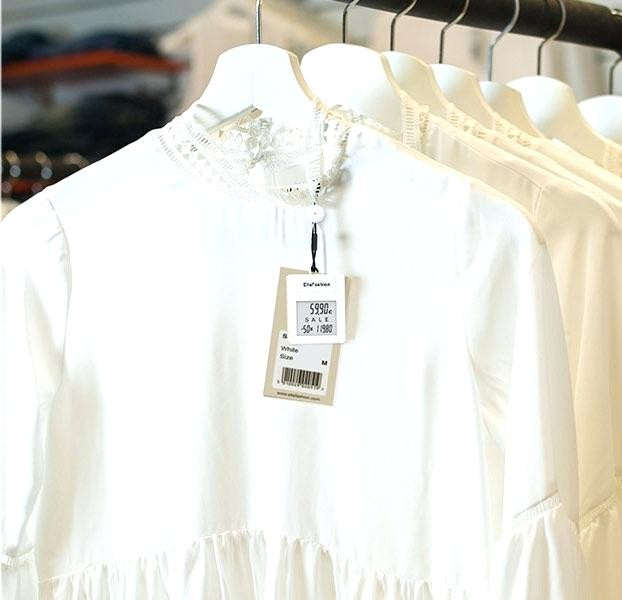 Nếu để ý, bạn sẽ thấy giá nhiều sản phẩm kết thúc bằng số 9. Điều này khiến khách hàng có cảm giác rằng nhà phân phối đã giảm thiểu tối đa chi phí và đưa ra mức giá tốt nhất cho món hàng. Ảnh: KickAlert. Video: Cách làm thương hiệu của doanh nghiệp người Việt. Nguồn: VTC1