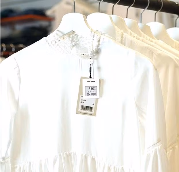 Nếu để ý, bạn sẽ thấy giá nhiều sản phẩm kết thúc bằng số 9. Điều này khiến khách hàng có cảm giác rằng nhà phân phối đã giảm thiểu tối đa chi phí và đưa ra mức giá tốt nhất cho món hàng. Ảnh: KickAlert. Video: Cách làm thương hiệu của doanh nghiệp người Việt. Nguồn: VTC1