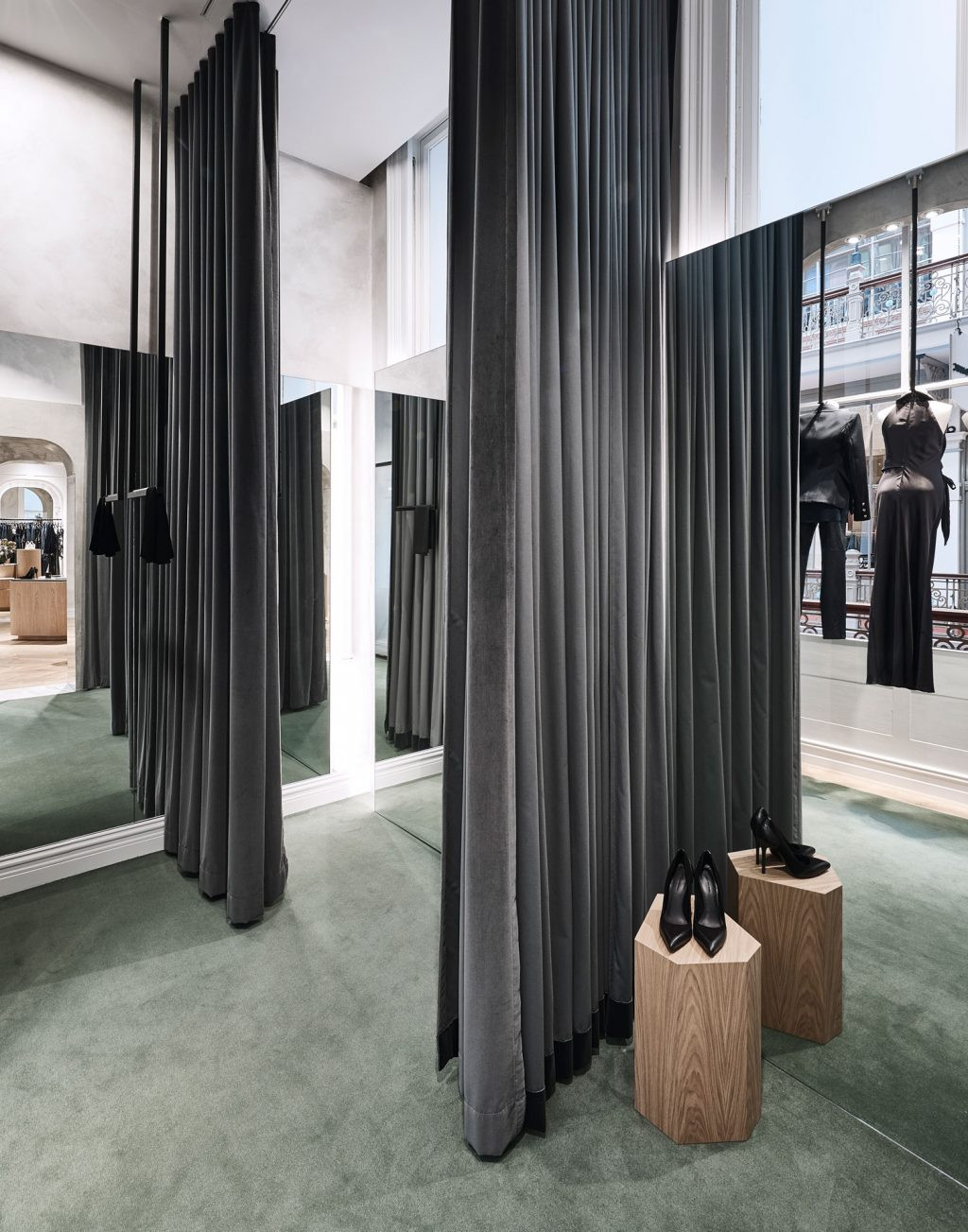 Nhiều cửa hàng thời trang sử dụng rèm cho phòng thay đồ thay vì dùng một chiếc cửa chắc chắn. Chiếc rèm cửa chính là một công cụ đắc lực, hỗ trợ nhân viên trong việc “hối thúc” khách, không để khách mất quá nhiều thời gian cho việc thử quần áo. Ảnh: Thegalerie.