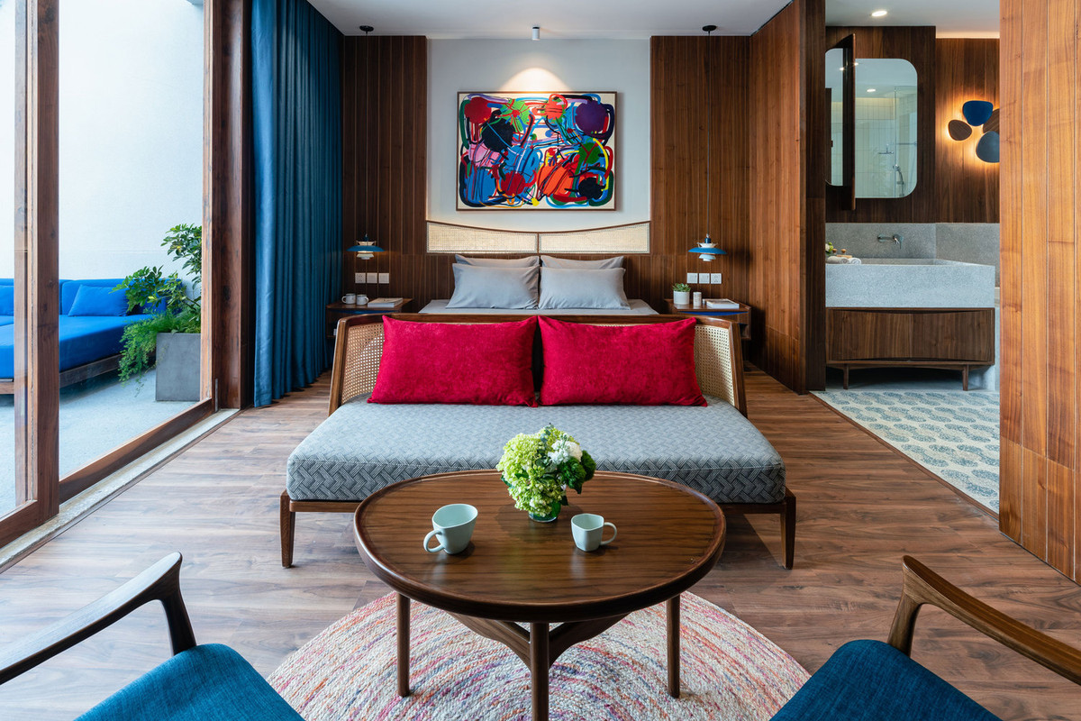 Toàn bộ diện tích của tầng trệt dành cho những không gian chung bao gồm bếp, bàn ăn, nơi đón khách, thư viện, phòng xem phim, phòng giặt ủi và chỗ đậu xe.