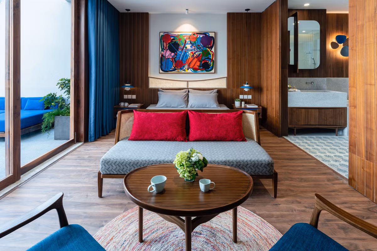 Toàn bộ diện tích của tầng trệt dành cho những không gian chung bao gồm bếp, bàn ăn, nơi đón khách, thư viện, phòng xem phim, phòng giặt ủi và chỗ đậu xe.