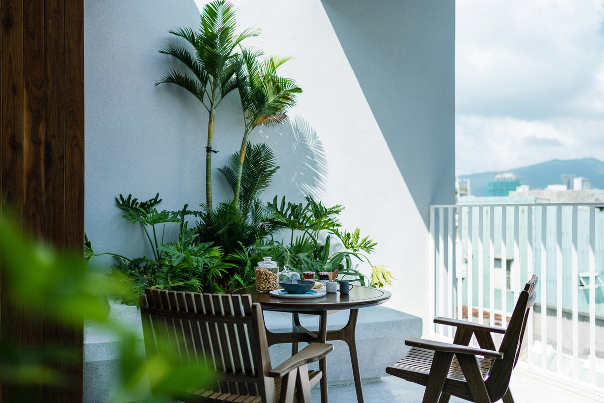 Ban công là nơi thư giãn, thưởng trà của du khách. Nguồn ảnh: Quang Dam.