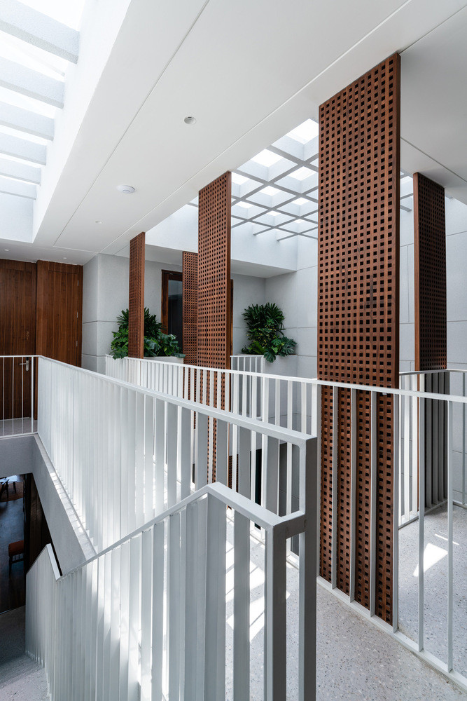 Nằm trong khu đô thị với các ngôi nhà phố liền kề, nhóm kiến trúc sư tạo ra những trải nghiệm từ không gian bên trong để tận hưởng sự yên bình.