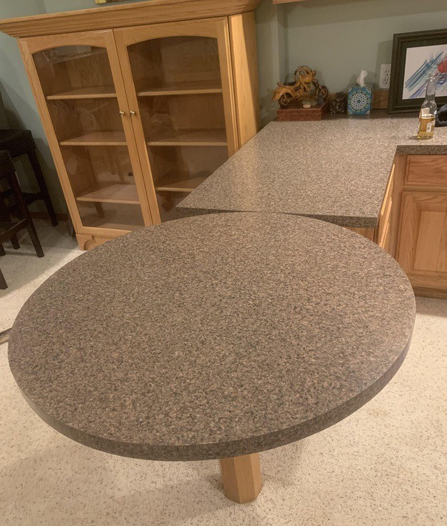 Chỉ cần đồng màu với tủ bếp, còn "tròn hay vuông" không phải vấn đề quan tâm.