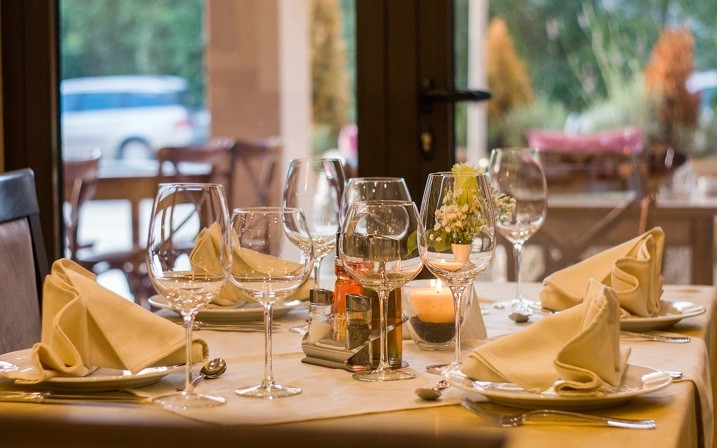 Một số nhà hàng có thể dùng chiêu làm nóng bầu không khí khu vực ăn uống bằng cách tắt hoặc bật điều hòa không đủ mát. Nhiệt độ cao khiến khách hàng ăn những món thịt, hải sản… cảm thấy bớt ngon miệng đi. Bằng cách này nhà hàng lại có được một lợi nhuận tốt.