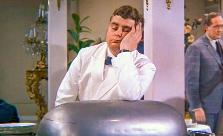 Những món ăn đắt tiền nhân viên sẽ chuẩn bị “chậm hơn” bình thường và món ăn phụ luôn được kịp thời bổ sung khi hết. Trong thời gian đợi, khách sẽ ăn tạm món gì đó và sẽ không thể ăn nhiều đồ ngon sau đó.