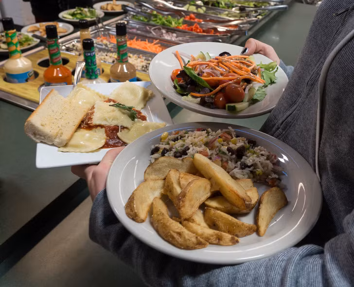 Tại các nhà hàng buffet, khách có thể lấy các món mình thích với số lượng bao nhiêu cũng được. Do đó, chủ cửa hàng sẽ sử dụng những chiếc đĩa nhỏ để mỗi lần lấy bạn không lấy quá nhiều, vừa tránh lãng phí đồ ăn, vừa tiết kiệm.