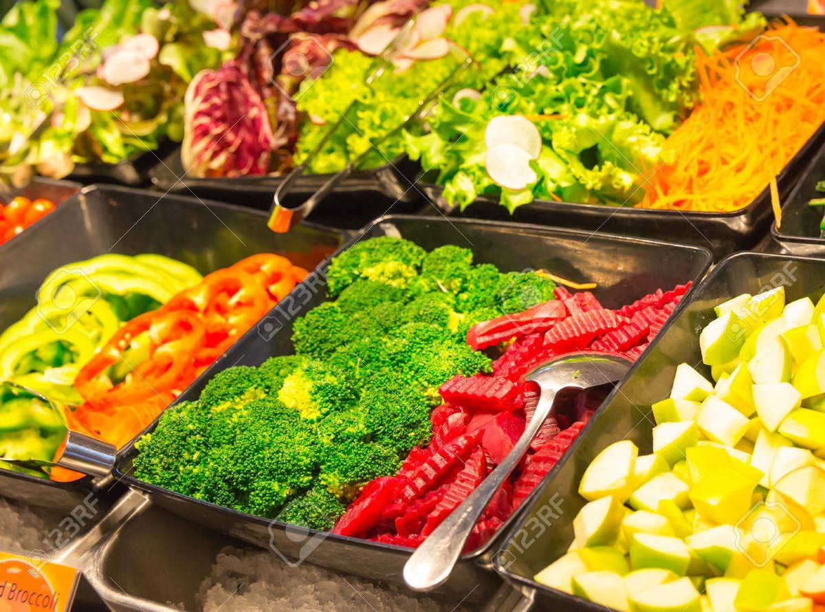 Nhà hàng buffet thường bày các loại đồ ăn nhiều tinh bột và rau, đây là những thực phẩm vừa ít chi phí lại khiến khách nhanh no như salad, rau, bánh bao chiên, khoai tây, khoai lang chiên…Trong khi đó, thịt, cá, và các loại đắt tiền sẽ được cắt lát nhỏ, đặt ở vị trí sâu bên trong để thực khách khó lấy hơn.