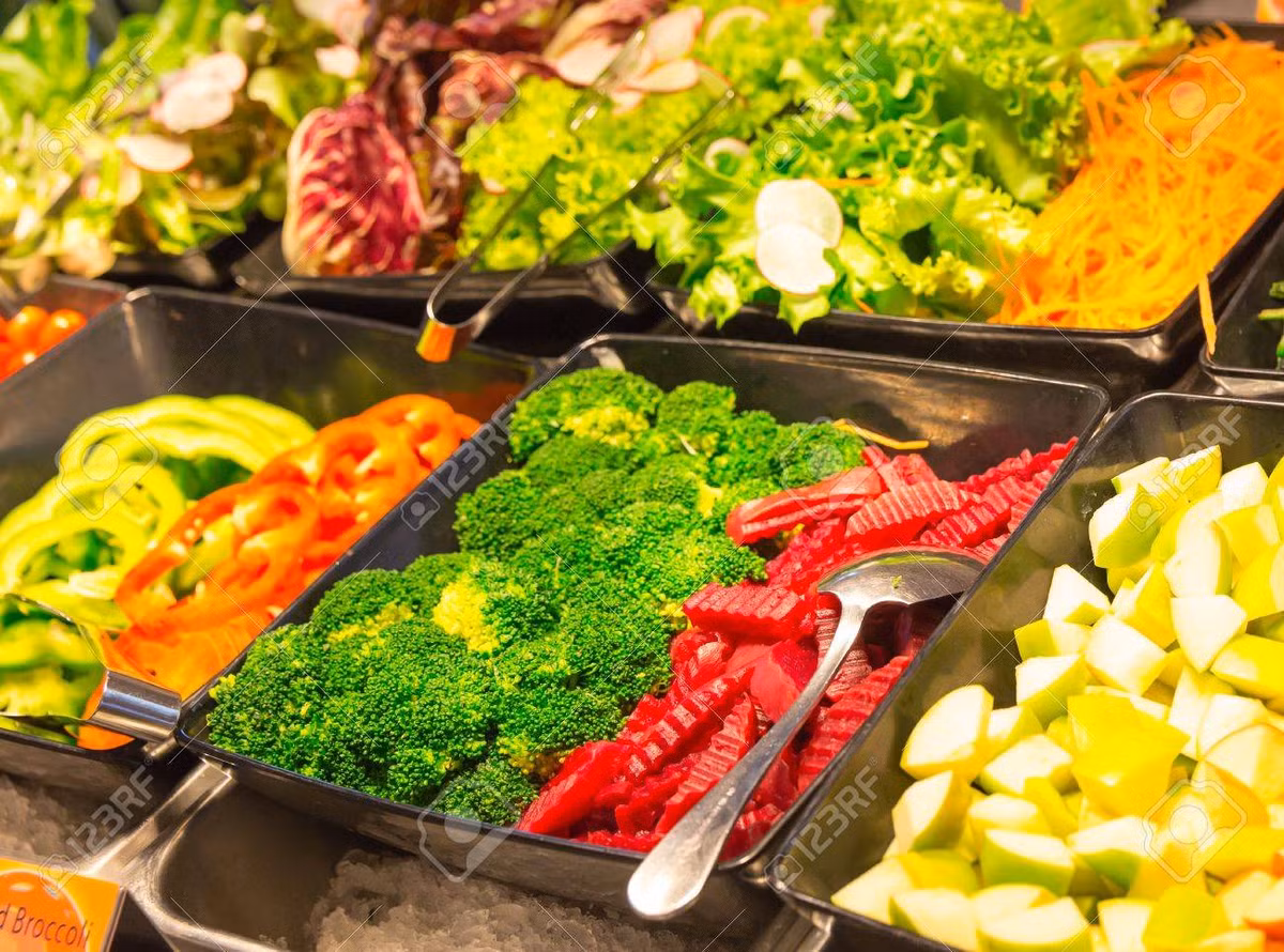 Nhà hàng buffet thường bày các loại đồ ăn nhiều tinh bột và rau, đây là những thực phẩm vừa ít chi phí lại khiến khách nhanh no như salad, rau, bánh bao chiên, khoai tây, khoai lang chiên…Trong khi đó, thịt, cá, và các loại đắt tiền sẽ được cắt lát nhỏ, đặt ở vị trí sâu bên trong để thực khách khó lấy hơn.