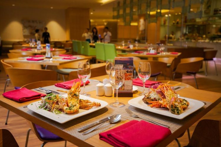 Với đồ uống, nhà hàng thường trang bị cốc cao, to để khách lấy nhiều hơn, uống và no bụng hơn và khách sẽ ăn được ít hơn.