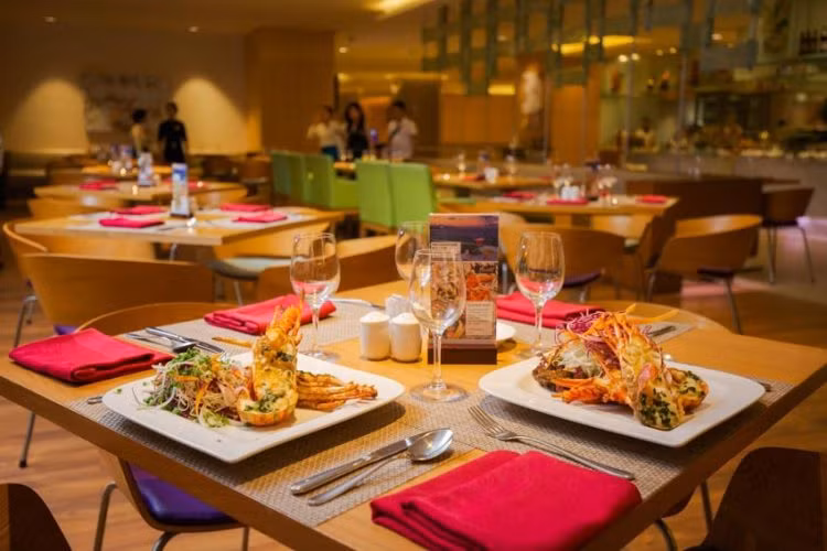 Với đồ uống, nhà hàng thường trang bị cốc cao, to để khách lấy nhiều hơn, uống và no bụng hơn và khách sẽ ăn được ít hơn.