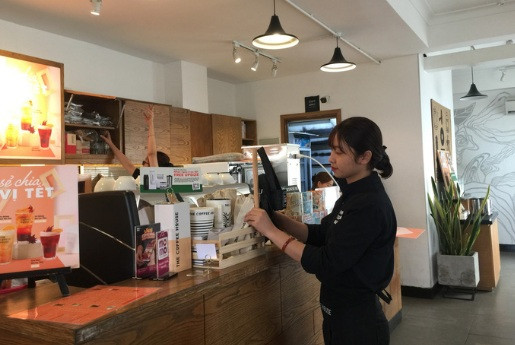 Sinh vien xa que, nghen long lam them xuyen Tet giup gia dinh