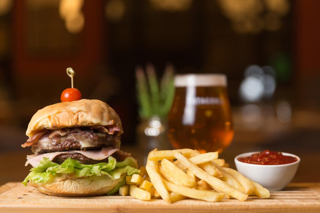 Đồ ăn tại khách sạn Palmaroga cũng đa dạng và hấp dẫn.