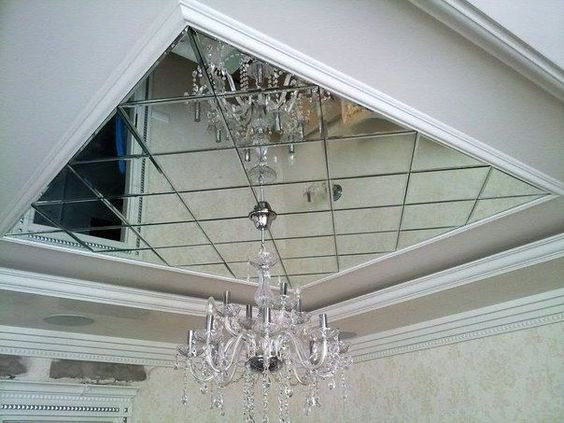 Nhiều gia đình muốn tạo ra cảm giác sang trọng nên đã gắn gương lên trần nhà. Thế nhưng, đây là điều cấm kỵ trong phong thủy vì sẽ gây ra cảm giác bất an khi ngẩng lên.